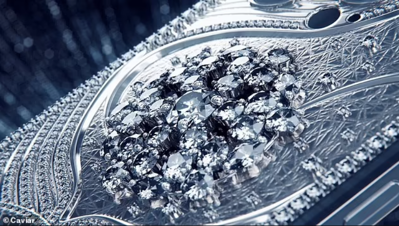 Ở trung tâm của mặt lưng là mặt dây chuyền từ chiếc vòng cổ Snowflake Graff, được làm từ bạch kim, vàng trắng và kim cương.