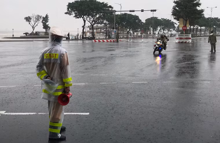 Không ngại mưa to gió lớn, lực lượng Công an vẫn miệt mài làm nhiệm vụ, bảo đảm an toàn tuyệt đối cho việc đón các đoàn nguyên thủ quốc gia, lãnh đạo cấp cao...đến thành phố Đà Nẵng dự APEC.