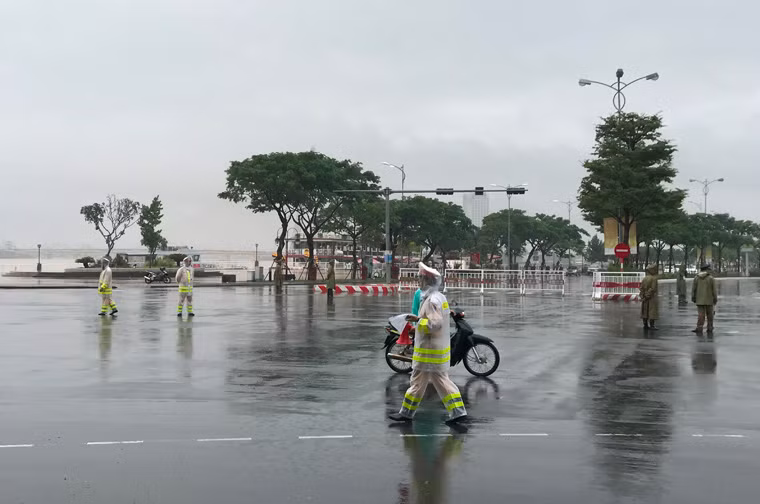 Lực lượng CSGT làm nhiệm vụ đón các đoàn nguyên thủ từ sân bay quốc tế Đà Nẵng về các trung tâm hội nghị, khách sạn, tại khu vực cầu Rồng.