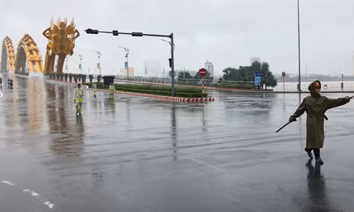 CSGT dầm dưới cơn mưa tầm tã để làm nhiệm vụ. Dù vậy nhưng tất cả đều vô cùng lạc quan, bày tỏ niềm vinh dự được làm nhiệm vụ APEC 2017.