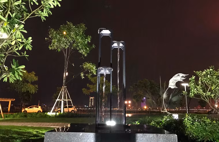 Tác phẩm "Núi và thác nước" của Hồng Kông (Trung Quốc).