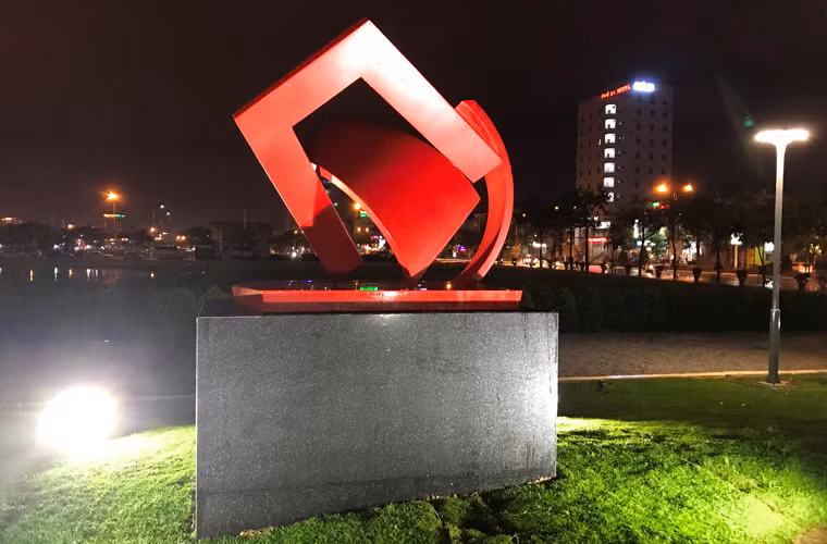 Tượng "Ngàn năm hiện diện tại Châu Á - Thái Bình Dương" của Peru.