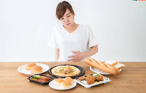 Thuốc tiêu chảy. Ngoài tình trạng khó tiêu, ăn uống không kiểm soát dịp Tết còn có thể dẫn đến tiêu chảy. Để không ảnh hưởng đến việc thăm hỏi họ hàng, chào đón năm mới, nên trữ sẵn một chút thuốc chống tiêu chảy. Khi bệnh ghé thăm, bạn có thể dùng luôn tránh mất nước, ảnh hưởng sức khỏe.