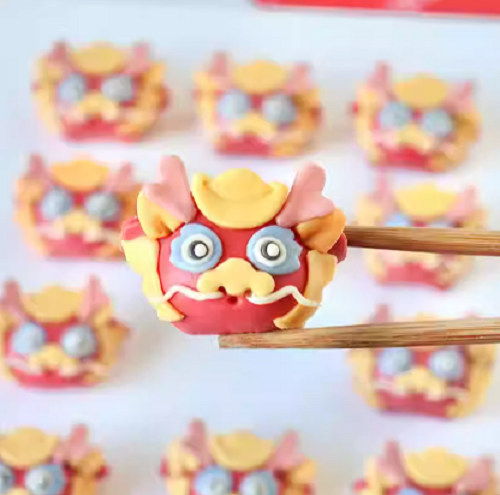 Một chiếc bánh bao đầu rồng với màu đỏ chủ đạo thể hiện sự uy nghiêm của con vật.