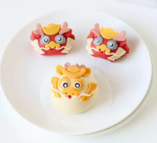 Theo quan niệm dân gian, nhân bánh chứa đồ ngọt thể hiện mong muốn vạn sự như ý, nhân lạc thể hiện mong muốn sống lâu, sống khỏe mạnh, nhân chà là và hạt dẻ thể hiện mong muốn sớm con đàn cháu đống, nhân tiền xu thể hiện ước vọng phát tài.