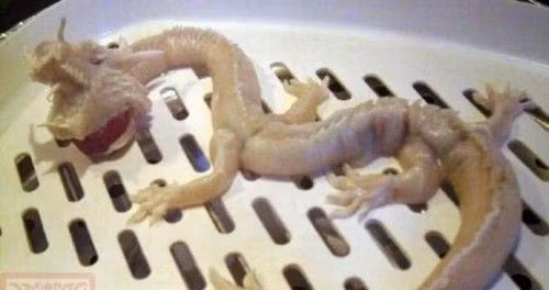 Một chiếc bánh bao tạo hình rồng công phu.