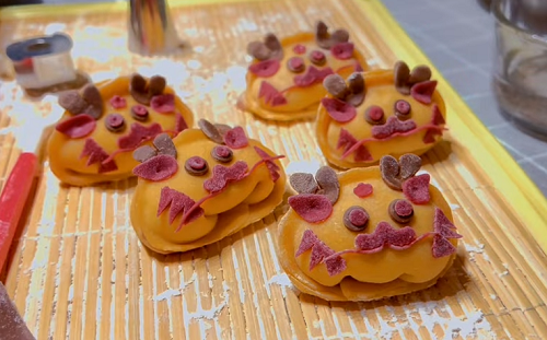 Nhìn những chiếc bánh bao núng nính, mô phỏng đầu rồng đáng yêu, tỉ mỉ từng chi tiết, nhiều người chỉ muốn ngắm mà không nỡ ăn.