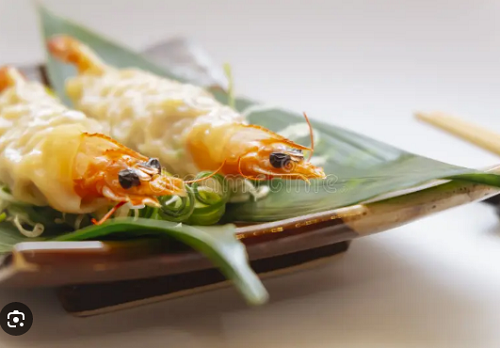 Ngoài cách làm bánh bao đầu rồng, nhiều chị em còn khéo léo tạo hình rồng bằng cách tận dụng những chú tôm. Bánh bao hình rồng này khá khác so với cách làm các loại bánh trên. Thay vì băm nhỏ phần nhân, người ta giữ nguyên, quấn bột quanh phần thân con tôm rồi hấp. Khi chín, bánh có phần đầu khá giống đầu rồng.