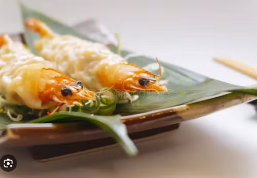 Ngoài cách làm bánh bao đầu rồng, nhiều chị em còn khéo léo tạo hình rồng bằng cách tận dụng những chú tôm. Bánh bao hình rồng này khá khác so với cách làm các loại bánh trên. Thay vì băm nhỏ phần nhân, người ta giữ nguyên, quấn bột quanh phần thân con tôm rồi hấp. Khi chín, bánh có phần đầu khá giống đầu rồng.