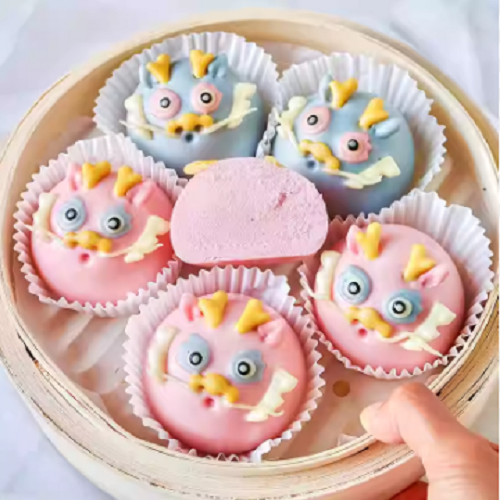 Khả năng sáng tạo đỉnh cao, nhiều chị em khiến người nhìn trầm trồ bởi sự sống động của bánh bao hình rồng. Những chiếc bánh hồng nhạt kết hợp màu xanh da trời nằm cạnh nhau trông đáng yêu như những nhân vật hoạt hình.