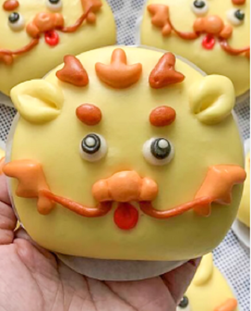 Người Trung Quốc thường chuẩn bị bánh bao trong mâm cỗ đêm giao thừa. Truyền thống ăn bánh bao đêm giao thừa bắt nguồn từ cách phát âm “Jiaozi” mang nghĩa tạm biệt năm cũ, chào đón năm mới. (Ảnh minh họa)