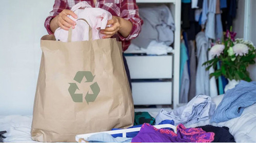 Để tránh lãng phí, bạn nên lọc những bộ quần áo còn sử dụng tốt, sạch sẽ đem tặng người cần. Điều này vừa giúp tận dụng đồ đạc, vừa mang đến cho tủ quần áo diện mạo mới.