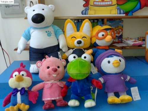 Trường hợp đồ chơi nhồi bông không dùng tới, bạn nên cân nhắc tặng cho người cần. Giữ chúng lại vừa chiếm diện tích, vừa bám bụi ảnh hưởng đến không gian sống trong lành.