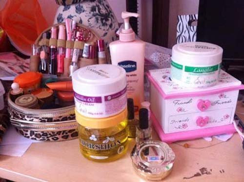 Ngoài ra, các nhu yếu phẩm hàng ngày như mỹ phẩm, chất tẩy rửa hết hạn sử dụng cũng không nên giữ lại. Nếu không, có người bất cẩn sử dụng sẽ ảnh hưởng không tốt đến sức khỏe.