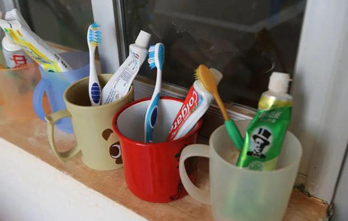 Các vật dụng gia đình, nhu yếu phẩm hàng ngày. Dọn nhà đón Tết, bạn nên sắp xếp đồ đạc hư hỏng như ghế gãy, bàn chải đánh răng, chậu vỡ. Nếu không thể khắc phục thì nên loại bỏ. Giữ chúng lại vừa chiếm diện tích căn nhà vừa khiến không gian sống bừa bộn.