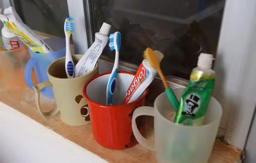 Các vật dụng gia đình, nhu yếu phẩm hàng ngày. Dọn nhà đón Tết, bạn nên sắp xếp đồ đạc hư hỏng như ghế gãy, bàn chải đánh răng, chậu vỡ. Nếu không thể khắc phục thì nên loại bỏ. Giữ chúng lại vừa chiếm diện tích căn nhà vừa khiến không gian sống bừa bộn.