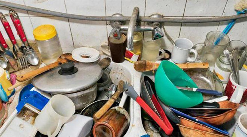 Đồ dùng, vật dụng nhà bếp bị hỏng. Gian bếp là nơi thường được chú trọng và cũng là nơi khó vệ sinh nhất khi dọn nhà dịp Tết. Nguyên nhân bởi đây là nơi nấu nướng, có nhiều vật dụng bám bẩn, ám khói, ám dầu. Dọn dẹp gian bếp, bạn nên sử dụng sản phẩm tẩy rửa an toàn.