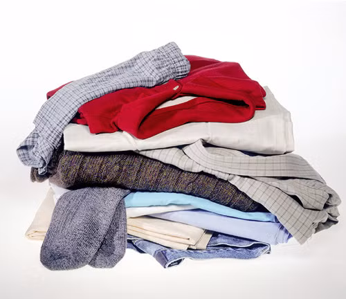 Quần áo và giày dép cũ. Quần áo và giày dép nếu không còn dùng đến, bạn nên loại bỏ chúng. Quần áo lâu không mặc để trong tủ không chỉ chiếm diện tích. Một số còn có thể bị ẩm mốc, tiềm ẩn nguy cơ ảnh hưởng sức khỏe các thành viên trong gia đình.