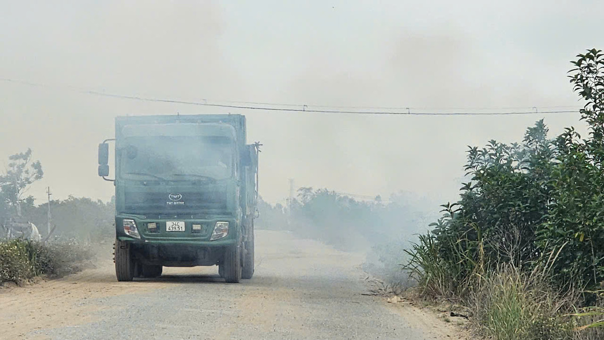 Hai Duong: San lap du an khu dan cu, xe tai “oanh tac” duong 392B-Hinh-10
