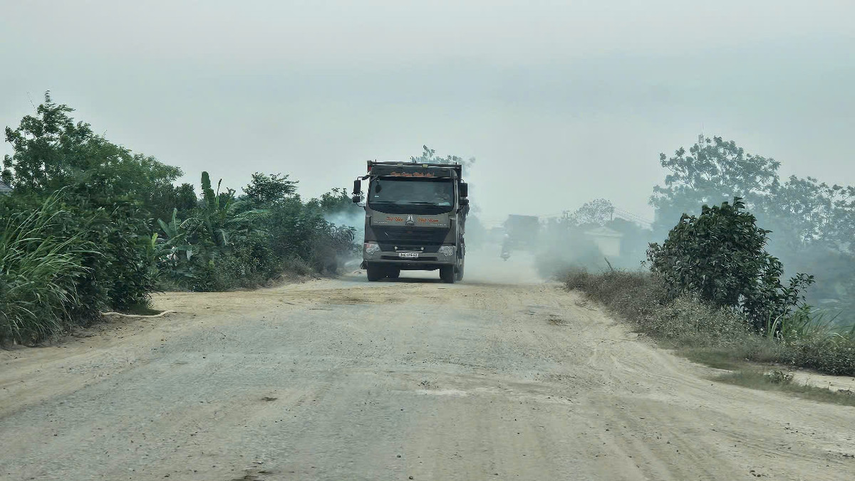 Hai Duong: San lap du an khu dan cu, xe tai “oanh tac” duong 392B-Hinh-9