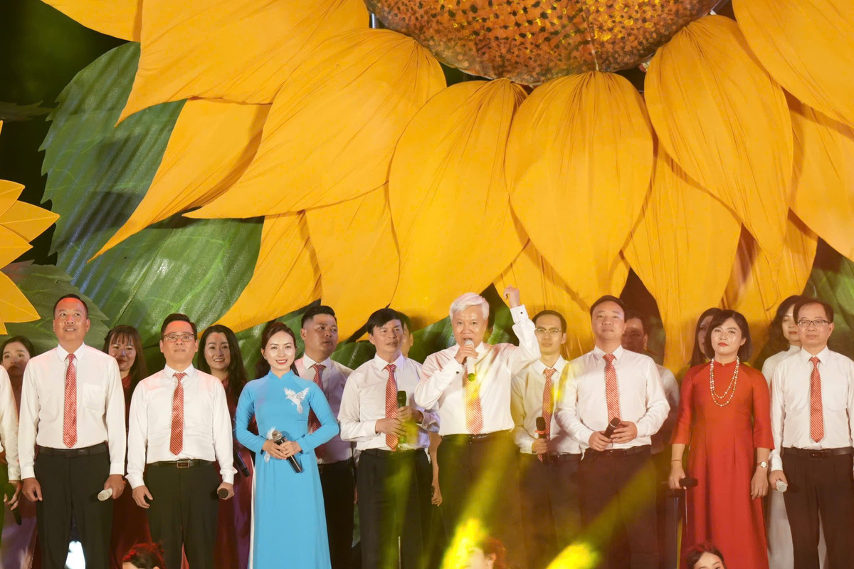 Bi thu Thanh uy Hai Duong hat mung “Dat nuoc tron niem vui”