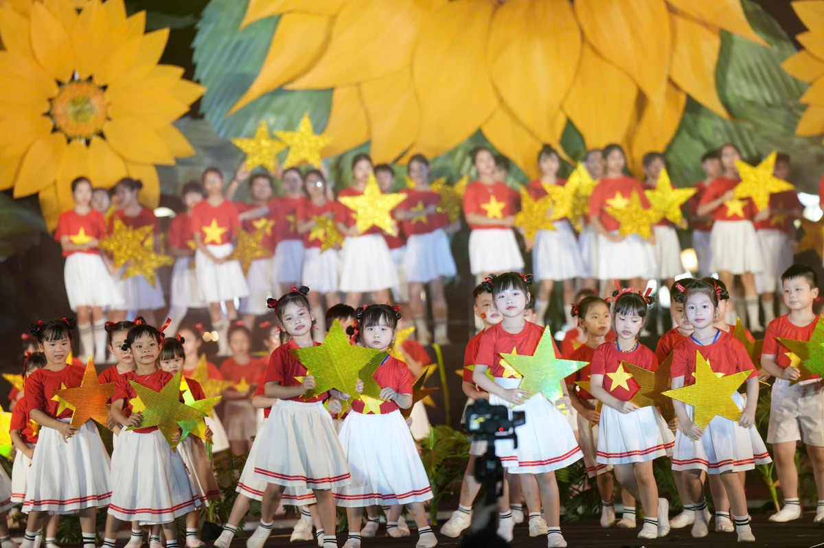 Bi thu Thanh uy Hai Duong hat mung “Dat nuoc tron niem vui”-Hinh-6