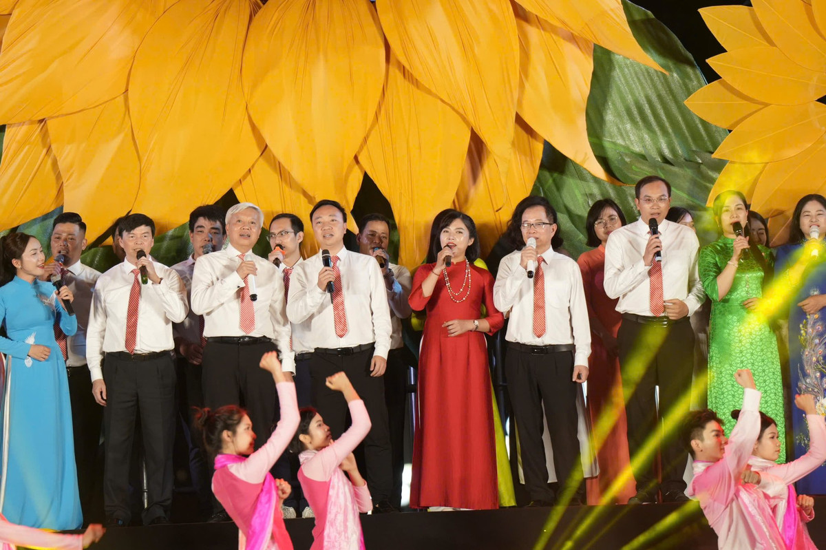 Bi thu Thanh uy Hai Duong hat mung “Dat nuoc tron niem vui”-Hinh-3