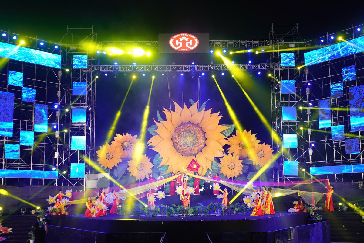 Bi thu Thanh uy Hai Duong hat mung “Dat nuoc tron niem vui”-Hinh-4