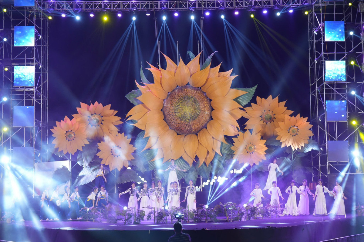 Bi thu Thanh uy Hai Duong hat mung “Dat nuoc tron niem vui”-Hinh-5