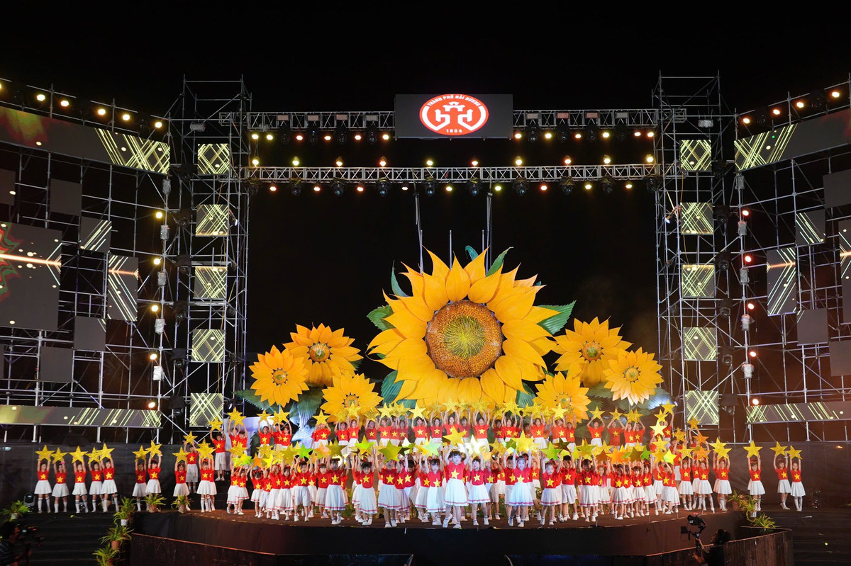 Bi thu Thanh uy Hai Duong hat mung “Dat nuoc tron niem vui”-Hinh-7