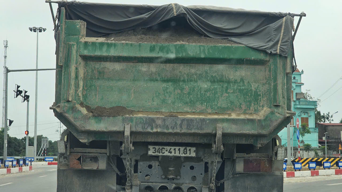 Hai Duong: San lap du an khu dan cu, xe tai “oanh tac” duong 392B-Hinh-6