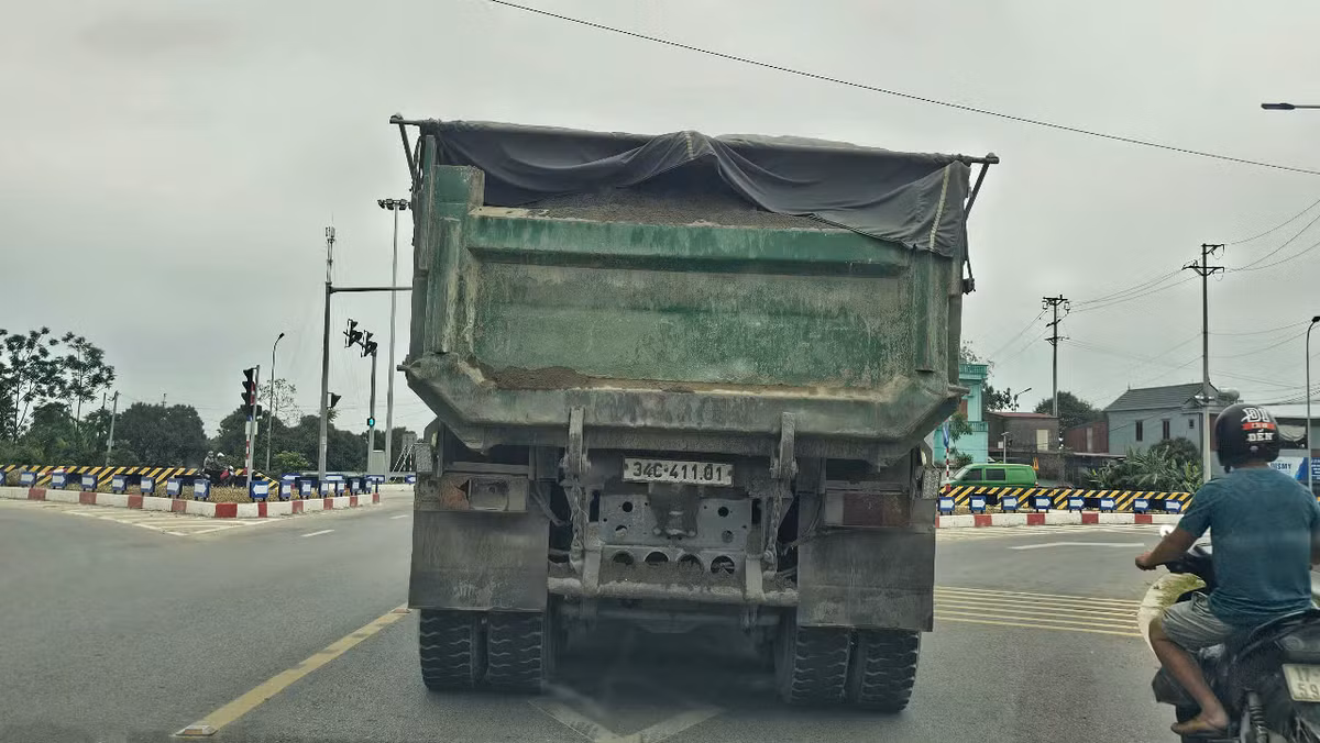 Hai Duong: San lap du an khu dan cu, xe tai “oanh tac” duong 392B-Hinh-7