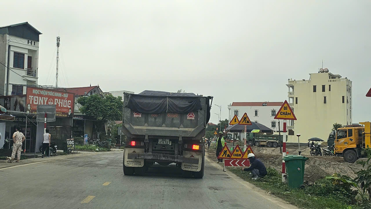 Hai Duong: San lap du an khu dan cu, xe tai “oanh tac” duong 392B-Hinh-3
