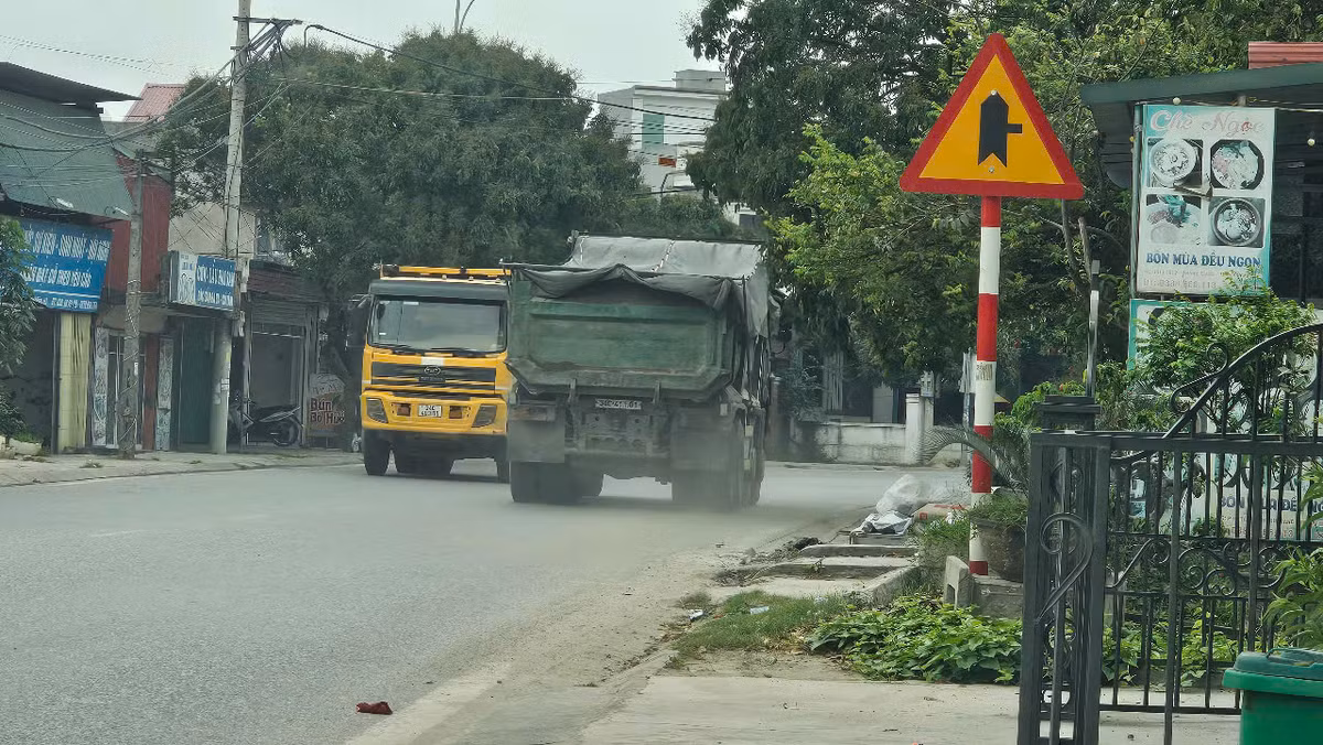 Hai Duong: San lap du an khu dan cu, xe tai “oanh tac” duong 392B-Hinh-4