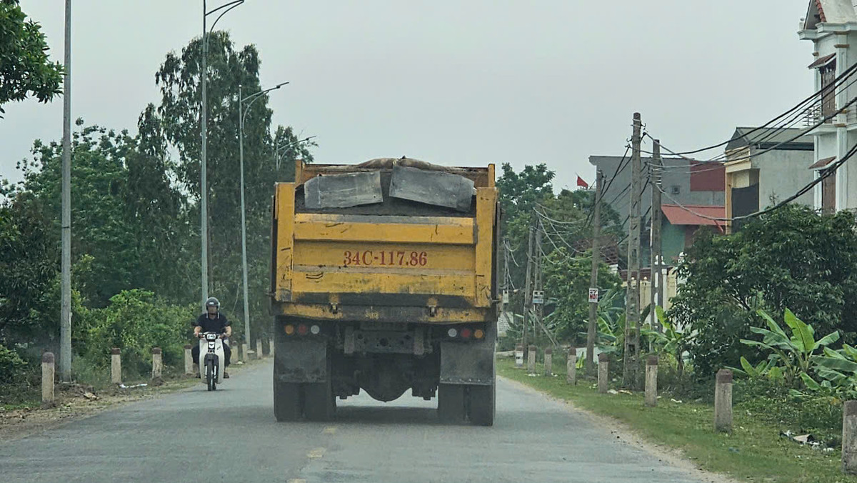 Hai Duong: San lap du an khu dan cu, xe tai “oanh tac” duong 392B-Hinh-5