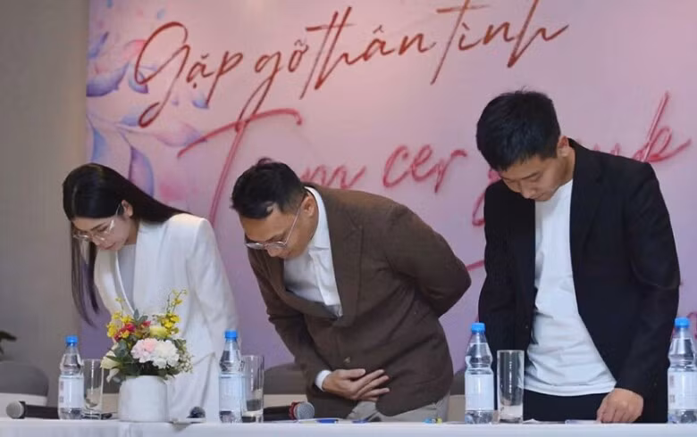 Vi sao khoi to Quang Linh Vlog, Hang Du Muc lua doi khach hang?