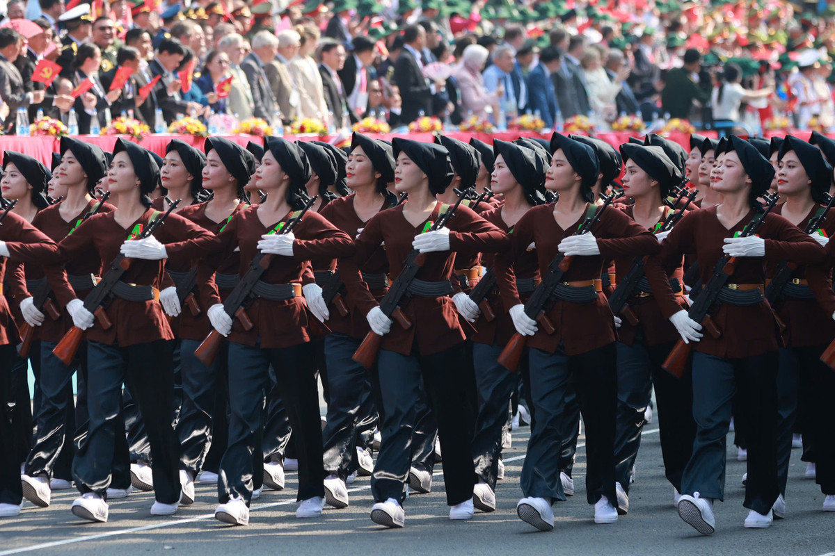 Khối nữ Dân quân miền Bắc: Trong cuộc kháng chiến chống Mỹ cứu nước, hàng vạn nữ Dân quân Miền Bắc đã tích cực tham gia phong trào “Ba đảm đang”, “chắc tay cày, vững tay súng”. Ngày nay, các nữ Dân quân miền Bắc đang ra sức thi đua xây dựng nông thôn mới, phát triển kinh tế, văn hóa, xã hội.
