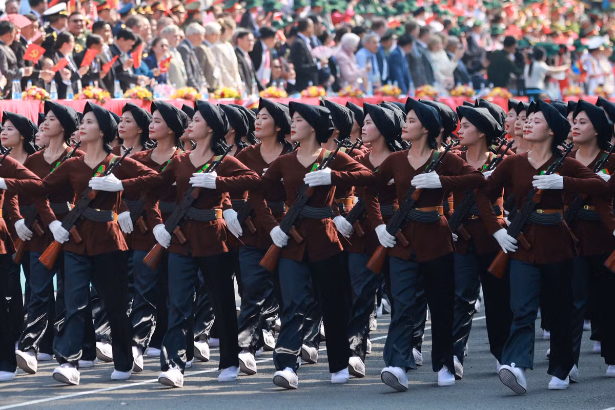  Khối nữ Dân quân miền Bắc: Trong cuộc kháng chiến chống Mỹ cứu nước, hàng vạn nữ Dân quân Miền Bắc đã tích cực tham gia phong trào “Ba đảm đang”, “chắc tay cày, vững tay súng”. Ngày nay, các nữ Dân quân miền Bắc đang ra sức thi đua xây dựng nông thôn mới, phát triển kinh tế, văn hóa, xã hội. 