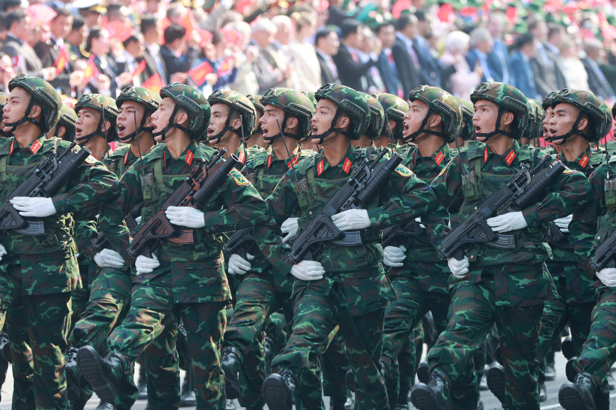 Khối Chiến sĩ Lục quân : Nối tiếp đội hình là khối Chiến sĩ Lục quân, lực lượng chiến đấu nòng cốt của Quân đội nhân dân Việt Nam. Lực lượng Lục quân đã góp phần quan trọng trong các chiến dịch, lập nên nhiều chiến công hiển hách.