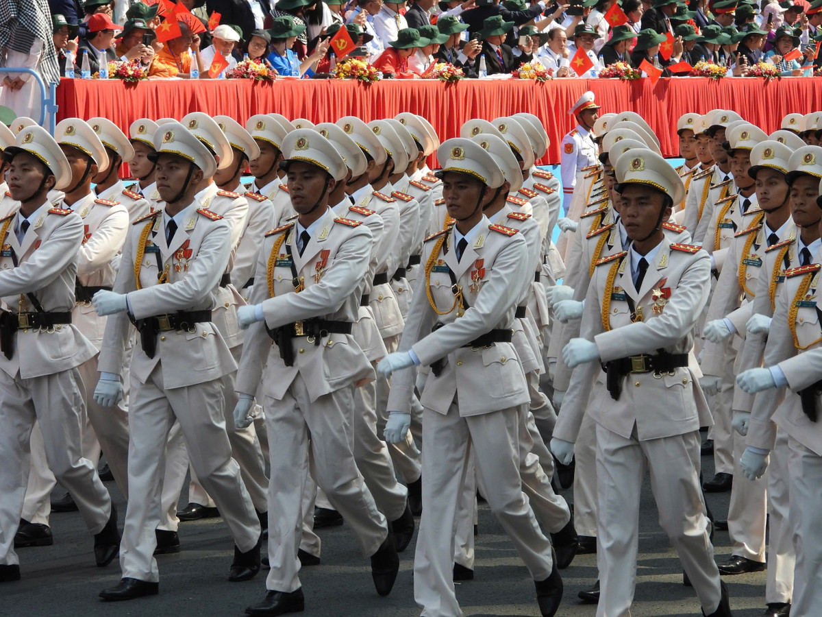 Khối nam Sĩ quan Công an Thành phố Hồ Chí Minh: Phát huy truyền thống “Vì nước quên thân, vì dân phục vụ”, lực lượng Công an Thành phố Hồ Chí Minh luôn gắn bó mật thiết với Nhân dân, dựa vào Nhân dân; đoàn kết, mưu trí, dũng cảm trong đấu tranh phòng, chống các loại tội phạm, vượt qua khó khăn, thử thách, lập nhiều chiến công đặc biệt xuất sắc, vinh dự được Đảng, Nhà nước tặng thưởng nhiều Huân, Huy chương và các danh hiệu cao quý khác.