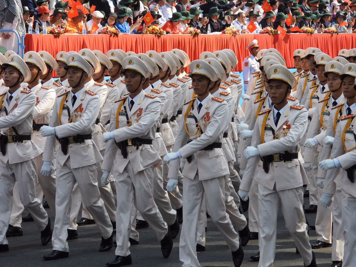  Khối nam Sĩ quan Công an Thành phố Hồ Chí Minh: Phát huy truyền thống “Vì nước quên thân, vì dân phục vụ”, lực lượng Công an Thành phố Hồ Chí Minh luôn gắn bó mật thiết với Nhân dân, dựa vào Nhân dân; đoàn kết, mưu trí, dũng cảm trong đấu tranh phòng, chống các loại tội phạm, vượt qua khó khăn, thử thách, lập nhiều chiến công đặc biệt xuất sắc, vinh dự được Đảng, Nhà nước tặng thưởng nhiều Huân, Huy chương và các danh hiệu cao quý khác. 