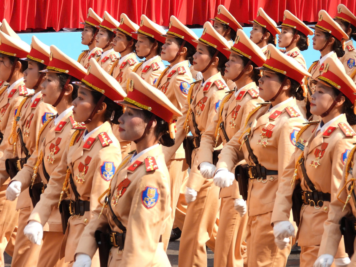 Khối nữ Sĩ quan Cảnh sát giao thông: Trong các cuộc kháng chiến chống xâm lược, Đội Công an chỉ đường, Đội Công an kiểm tra xe tải, Đội tuần tra kiểm soát... là các tổ chức tiền thân của Cảnh sát giao thông đã bảo đảm an toàn các tuyến giao thông vận tải quan trọng, vận chuyển hàng hóa, lương thực, vũ khí, đạn dược, bảo vệ các cuộc hành quân, trú quân, góp phần quan trọng vào công cuộc giải phóng hoàn toàn miền Nam, thống nhất đất nước.