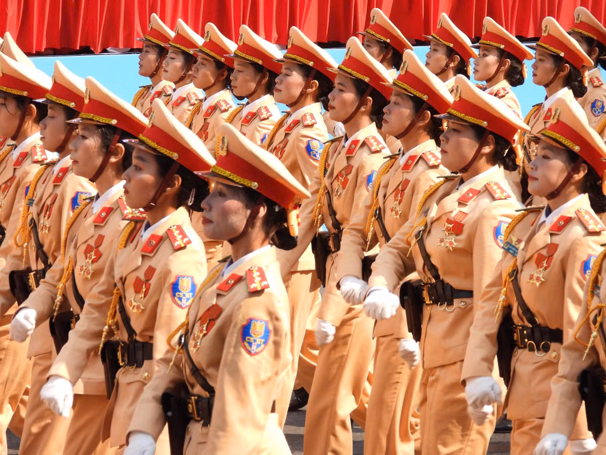 Khối nữ Sĩ quan Cảnh sát giao thông: Trong các cuộc kháng chiến chống xâm lược, Đội Công an chỉ đường, Đội Công an kiểm tra xe tải, Đội tuần tra kiểm soát... là các tổ chức tiền thân của Cảnh sát giao thông đã bảo đảm an toàn các tuyến giao thông vận tải quan trọng, vận chuyển hàng hóa, lương thực, vũ khí, đạn dược, bảo vệ các cuộc hành quân, trú quân, góp phần quan trọng vào công cuộc giải phóng hoàn toàn miền Nam, thống nhất đất nước. 