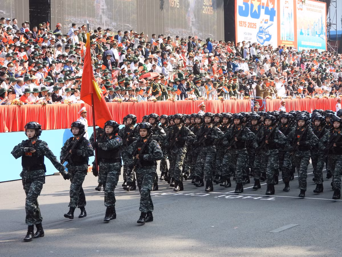  Khối nữ Chiến sĩ Cảnh sát đặc nhiệm: Vượt khó, vượt khổ, các nữ chiến sĩ Cảnh sát đặc nhiệm luôn nỗ lực rèn luyện, phấn đấu và hoàn thành xuất sắc mọi nhiệm vụ được giao, xứng danh là những “bông hồng thép” kiên cường, mạnh mẽ của lực lượng Công an nhân dân. 