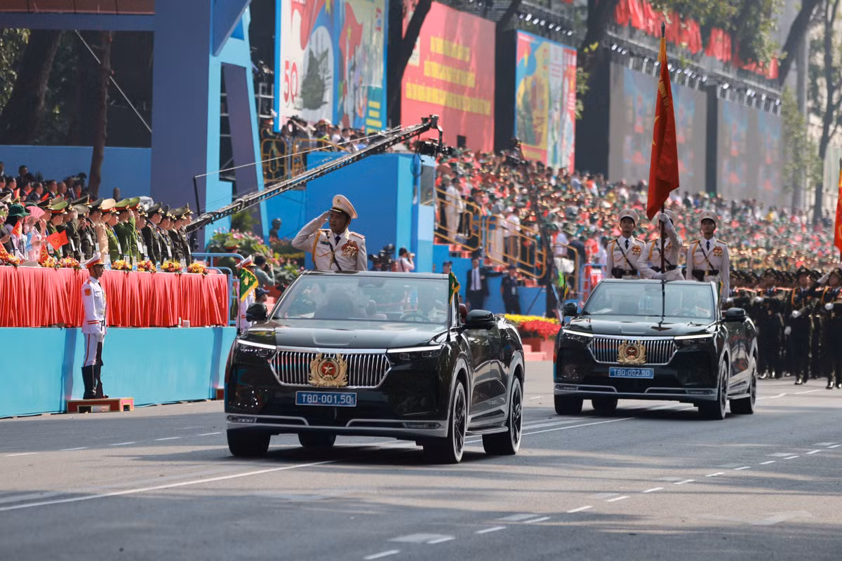  Xe chỉ huy và xe Tổ Công an kỳ toàn lực lượng: Dẫn đầu là xe chỉ huy của Thiếu tướng Lê Văn Hà, Phó Tư lệnh Cảnh sát cơ động. Tiếp theo là Tổ Công an kỳ - lá cờ Vì an ninh Tổ quốc tung bay, lấp lánh những phần thưởng cao quý mà Đảng, Nhà nước trao tặng. 