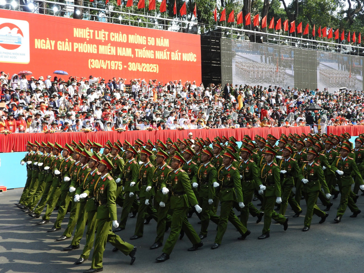 Khối nam Sĩ quan Cảnh sát nhân dân: Là lực lượng trực tiếp đấu tranh phòng, chống tội phạm, bảo đảm trật tự, an toàn xã hội, Cảnh sát nhân dân luôn phát huy truyền thống “Cảnh sát Việt Nam mưu trí, dũng cảm, vì nước quên thân, vì dân phục vụ”.
