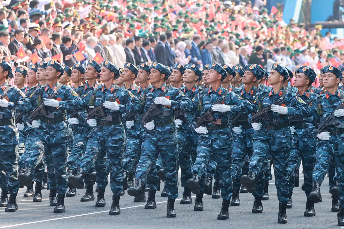  Khối lực lượng Tác chiến không gian mạng: Ra đời trong thời kỳ khoa học công nghệ thông tin phát triển mạnh mẽ, lực lượng Tác chiến không gian mạng Quân đội nhân dân Việt Nam không ngừng phát triển, lớn mạnh, tiến lên hiện đại; bảo đảm an toàn tuyệt đối hệ thống thông tin quân sự, quốc phòng, hệ thống thông tin trọng điểm quốc gia, góp phần bảo vệ Tổ quốc “từ sớm”, “từ xa”. 