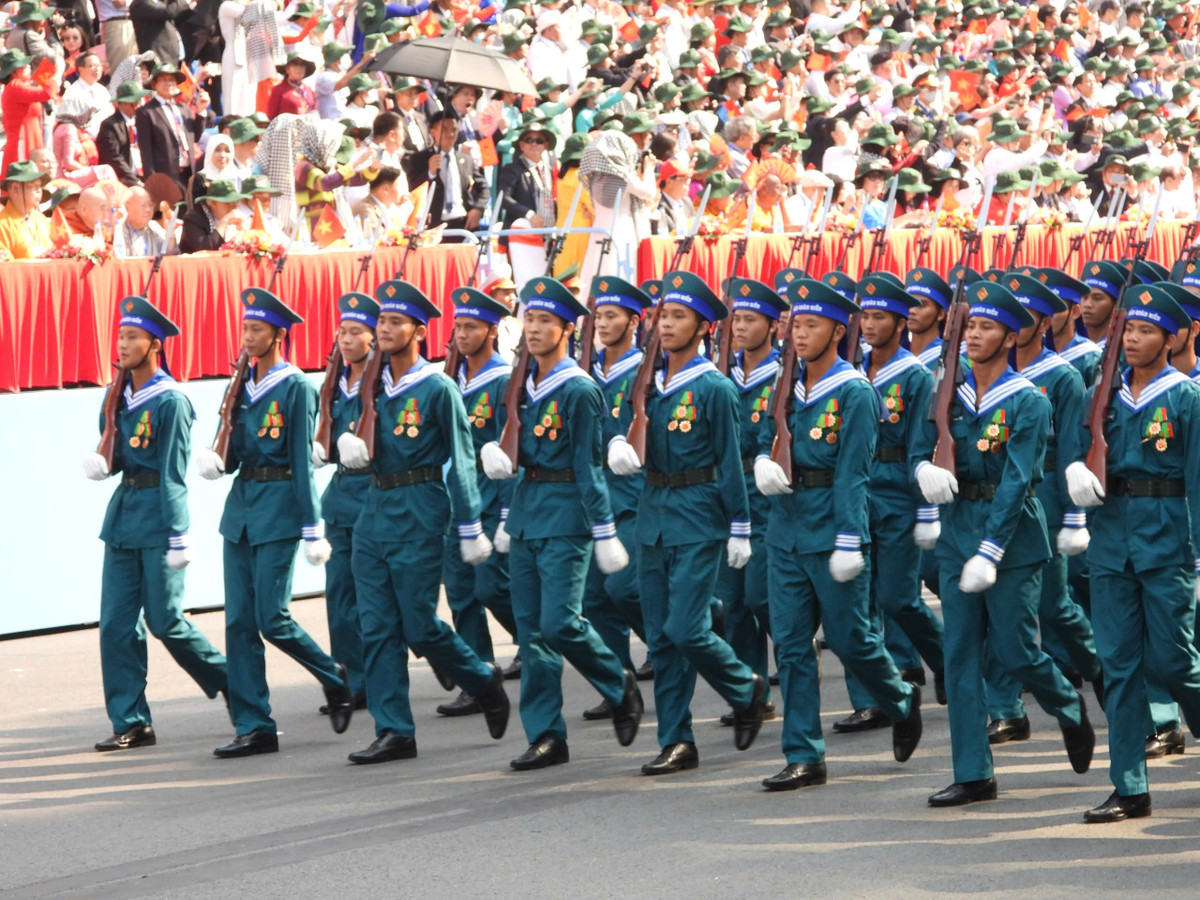  Khối nam Dân quân biển: Trong cuộc kháng chiến chống Mỹ cứu nước, lực lượng Dân quân biển luôn một lòng kiên trung theo Đảng, vượt muôn trùng sóng dữ, tích cực vận chuyển vũ khí, lương thực, thuốc men tiếp sức cho chiến trường miền Nam ruột thịt, góp phần làm nên Đại thắng mùa Xuân 1975.