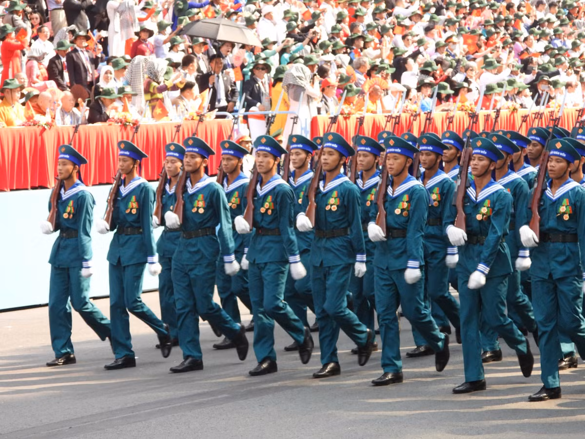  Khối nam Dân quân biển: Trong cuộc kháng chiến chống Mỹ cứu nước, lực lượng Dân quân biển luôn một lòng kiên trung theo Đảng, vượt muôn trùng sóng dữ, tích cực vận chuyển vũ khí, lương thực, thuốc men tiếp sức cho chiến trường miền Nam ruột thịt, góp phần làm nên Đại thắng mùa Xuân 1975.