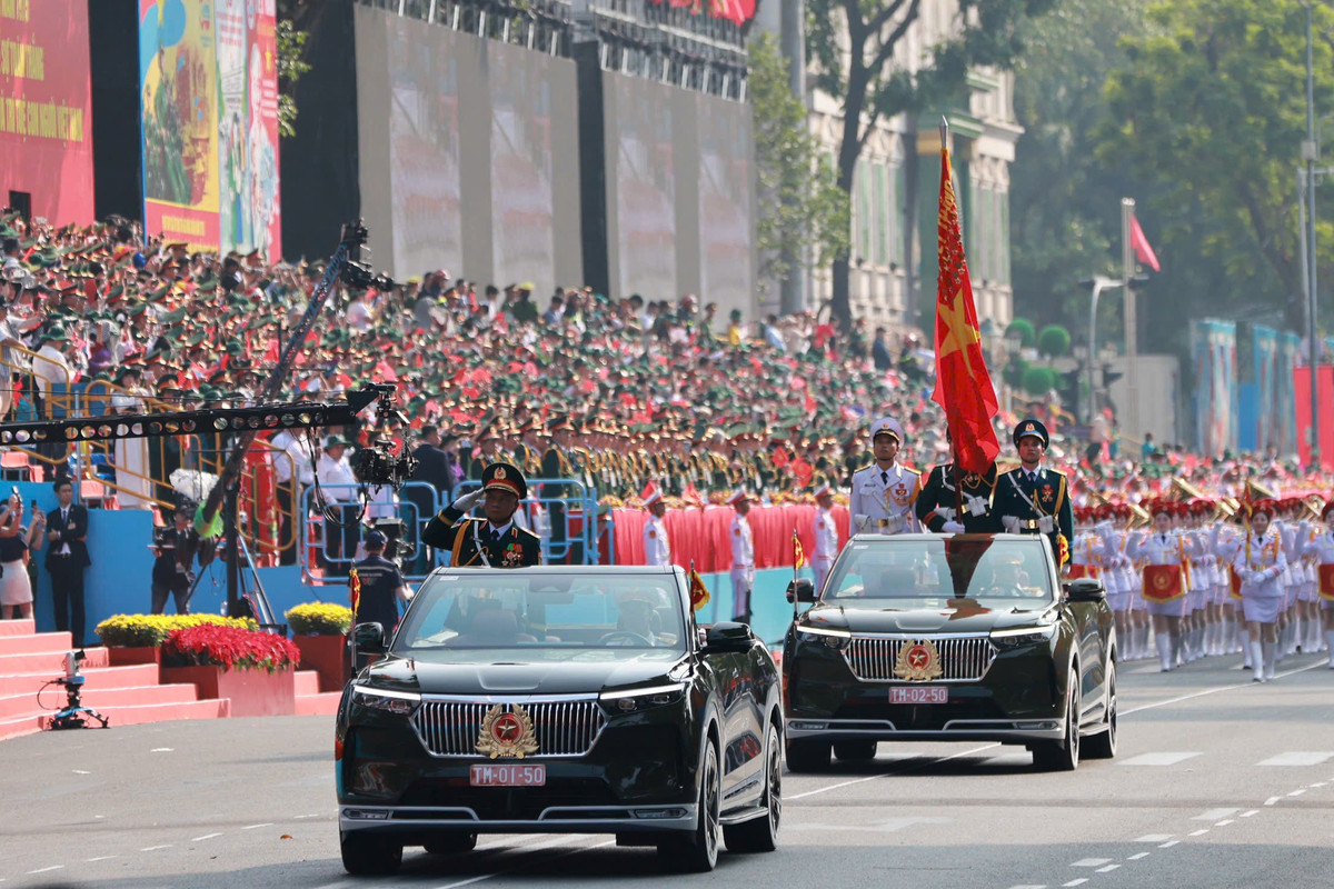 Khối Quân kỳ do Trung tướng Nguyễn Quang Ngọc, Ủy viên Trung ương Đảng, Phó Tổng Tham mưu trưởng Quân đội nhân dân Việt Nam chỉ huy dẫn đầu các khối đại diện cho Quân đội nhân dân Việt Nam và Dân quân tự vệ đang tiến vào Lễ đài